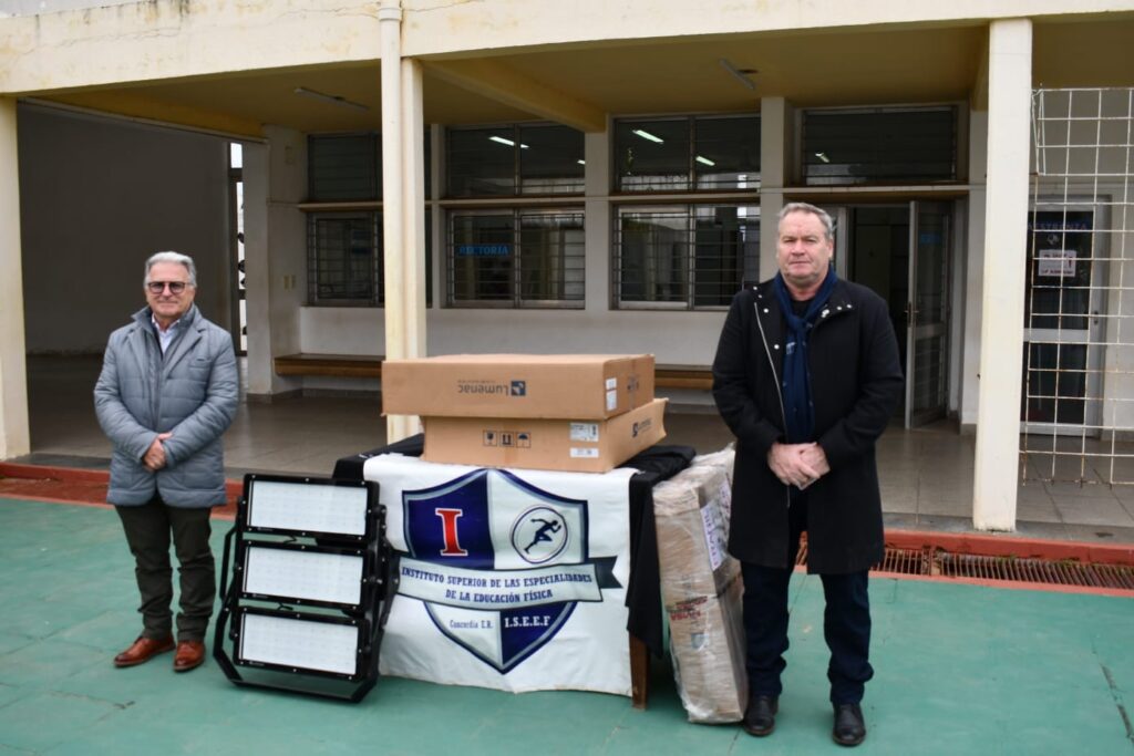 alt="Además de las correspondientes a clubes de los Departamentos Federación y Concordia, Salto Grande también aportó luminarias al Instituto Superior de las Especialidades de la Educación Física (I.S.E.E.F.)"