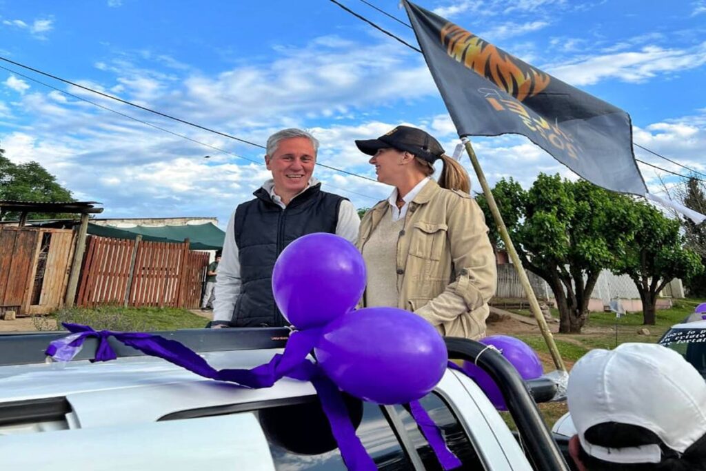 alt="Los candidatos a intendente y a la gobernación cerraron la campaña libertaria en Concordia y apuntaron a Frigerio"