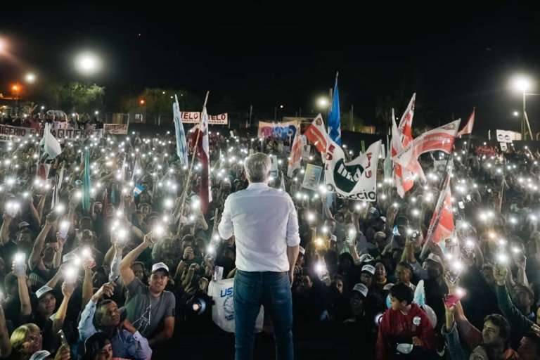 alt="El candidato a gobernador de Juntos por Entre Ríos, Rogelio Frigerio, realizó su cierre de campaña en Villa Adela"