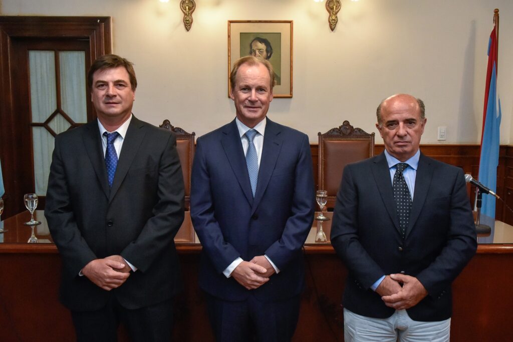 alt="Junto a Gustavo Bordet (UxP) recibieron su diploma como diputado nacional electo Beltrán Benedit (LLA) y Francisco Morchio (JxER)"