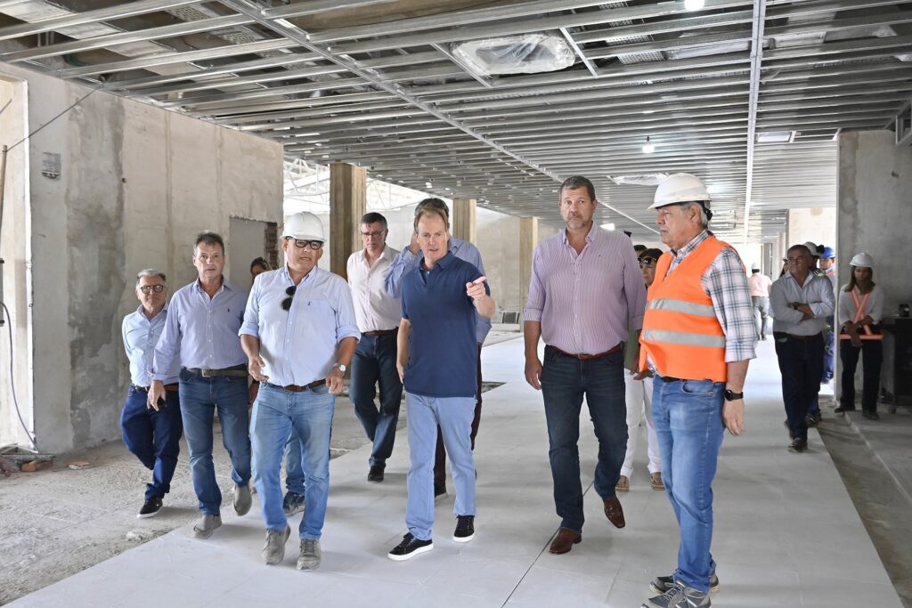 alt="El gobernador Gustavo Bordet recorrió el Aeropuerto de Concordia y confirmó que la obra está garantizada por fondos del BID"
