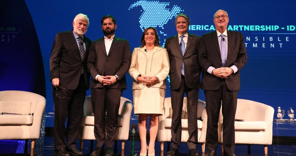 alt="Los presidentes Guillermo Lasso, de Ecuador; Gabriel Boric, de Chile; y Dina Boluarte, de Perú;  conversaron con el senador estadounidense Chris Dodd y el presidente del Bid acerca de fortalecer alianzas y fomentar el desarrollo inclusivo y sostenible en toda la región, lo cual implica sumar a Latinoamérica a la cadena de suministros de los Estados Unidos"