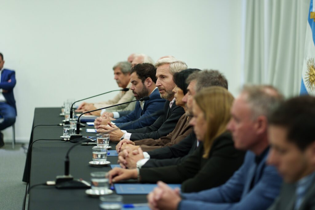 alt="El gobernador Rogelio Frigerio, junto a su gabinete, se reunió con todos los intendentes para dialogar sobre la situación financiera"