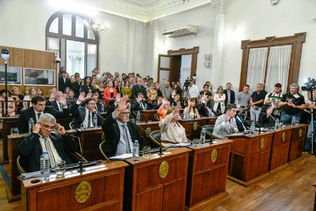 alt="En la Sesión Preparatoria realizada en la Cámara Alta, juraron los 17 nuevos senadores provinciales entrerrianos"