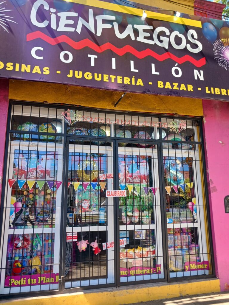 alt="En aplicación de la ordenanza vigente desde 2016, fue clausurado un local y se decomisaron artículos de pirotecnia"