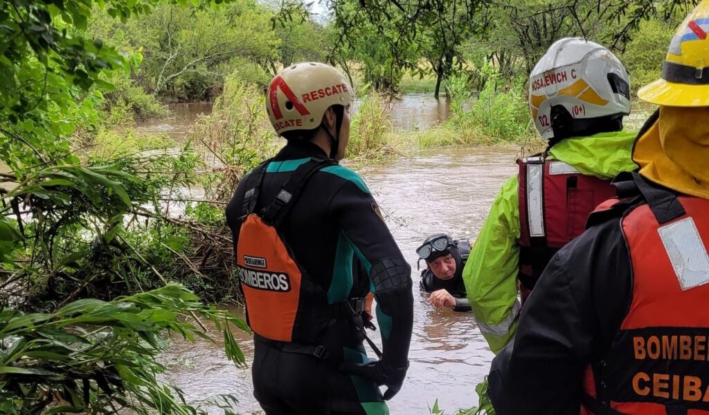 alt="Los buzos debieron trabajar en las peligrosas aguas del arroyo desbordado"