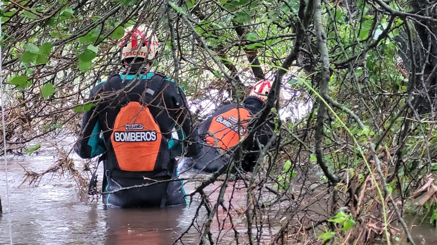 alt="Las víctimas transitaban por la autovía Artigas, despistaron y fueron arrastradas por las aguas de un arroyo desbordado"