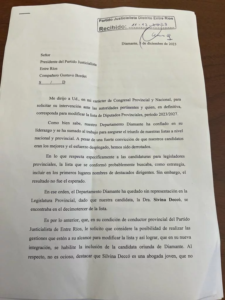 alt="La primer carilla del texto por el cual Darrichón solicita que la esposa de Gustavo Bordet libere su banca en la Cámara de Diputados de Entre Ríos"