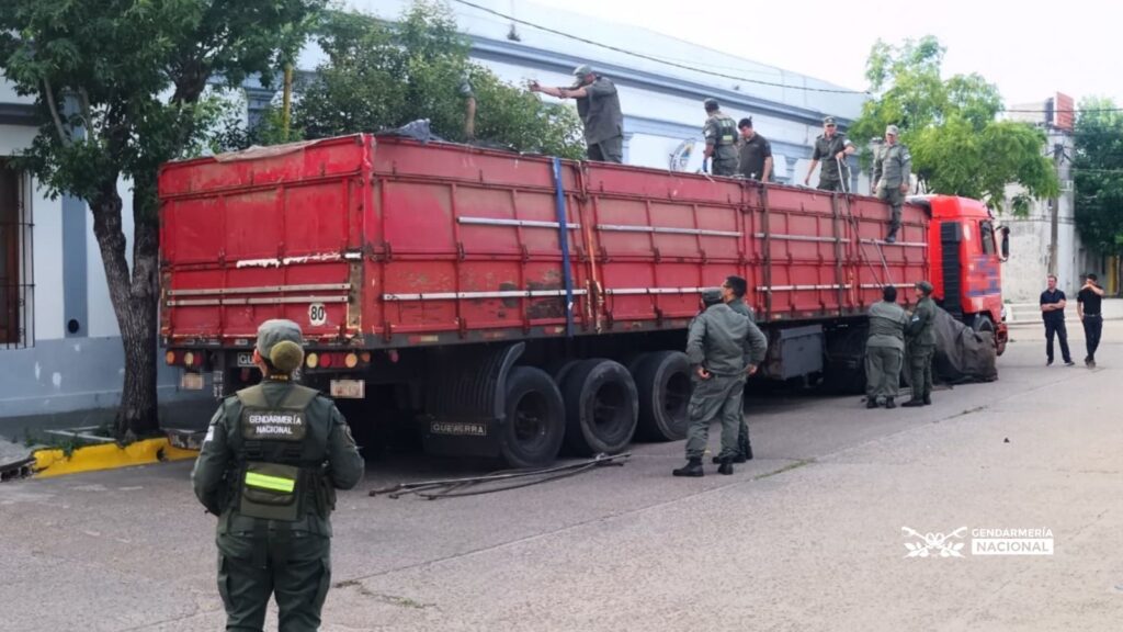 alt="Personal de Aduana y de Gendarmería detectó casi una tonelada de marihuana oculta en una carga de arroz en camión paraguayo"
