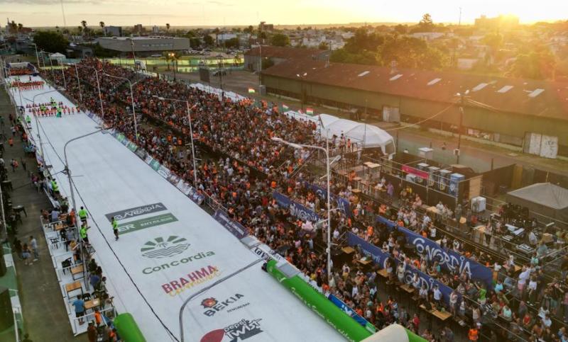 alt="La participación de más de 2000 chicos en las distintas categorías y un Corsódromo colmado dieron color a la Mini Reyes."