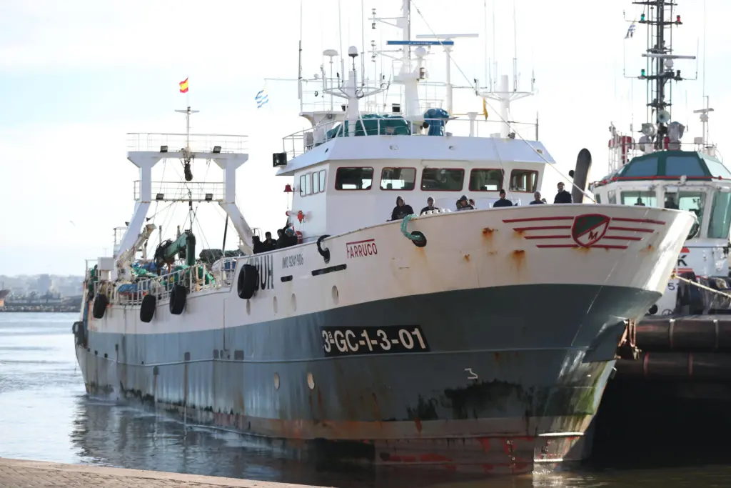 alt="Uno de los barcos multados, el Farruco, entrando el 15 de julio de 2018 al puerto de Montevideo (Uruguay), una de las bases logísticas utilizadas por las flotas que cuentan con licencias británcias ilegales para depredar el Mar Argentino"