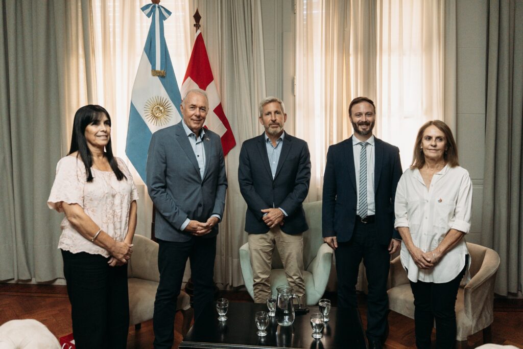 alt="De izquierda a derecha: la vicegobernadora Alicia Aluani, el embajador suizo Hans-Rüedi Bortis, el gobernador Rogelio Frigerio, el intendente Francisco Azcué y la viceintendente Magdalena Reta de Urquiza"