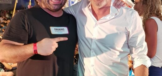 El gobernador Rogelio Frigerio (derecha) y el ministro Manuel Troncoso (izquierda) firmaron el decreto que establece un tope remunerativo para los funcionarios del Poder Ejecutivo provincial. (Foto Facebook).