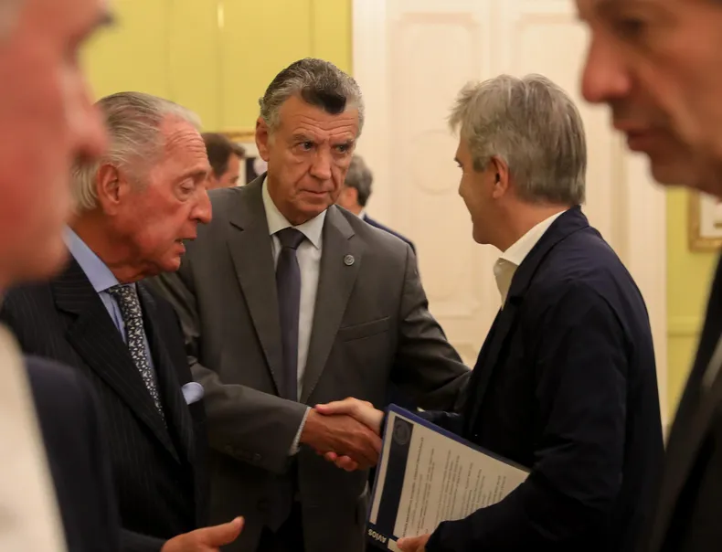 alt="El presidente de la Cámara Argentina de Comercio, Natalio Mario Grinman - saludando al ministro Caputo, en la fotografía-, apuesta a que las reformas laborales generarán nuevos empleos"