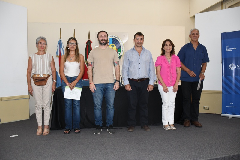 alt="La entrega de certificadosd se convirtió en un viaje desde la Concordia como tierra de oportunidades hacia la denuncia de una Municipalidad desconectada de la realidad que vivían los vecinos"