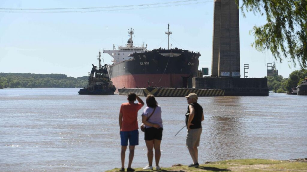 alt="Por una prueba de carga ferroviaria, hasta las 18 estará cerrado el puente Zárate - Brazo Largo para realizar una prueba de carga ferroviaria, tras la colisión de un buque contra uno de los pilares de la estructura"