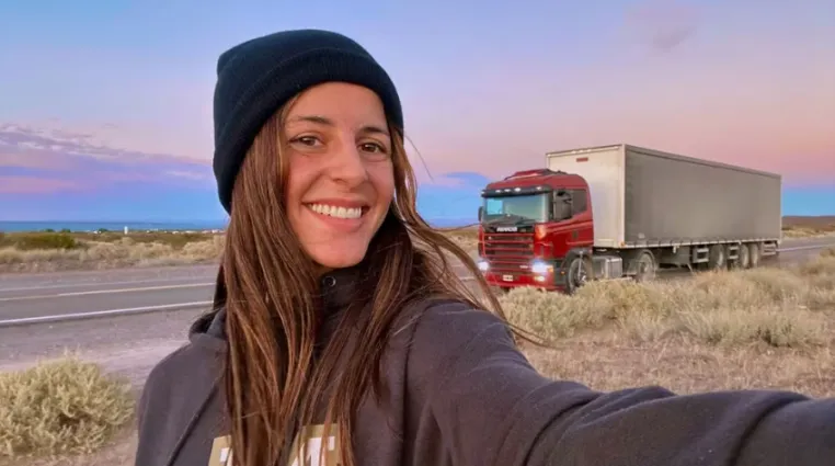 alt="Mariela Gariboglio, una joven camionera entrerriana, causa furor en Tik Tok relatando sus vivencias por las rutas argentinas"