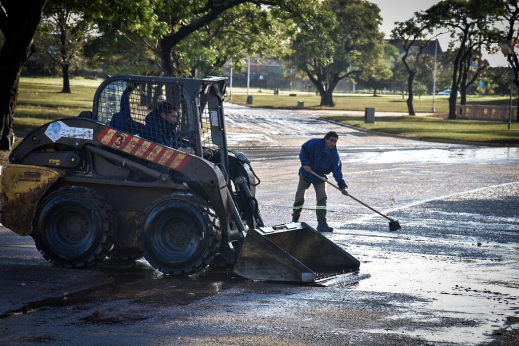 alt="Tras la bajante del río Uruguay, prosigue la limpieza en la costanera alta de Concordia. La baja continúa inundada"