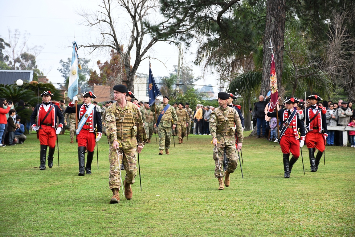 Emotivo y multitudinario acto por el Día de la Bandera