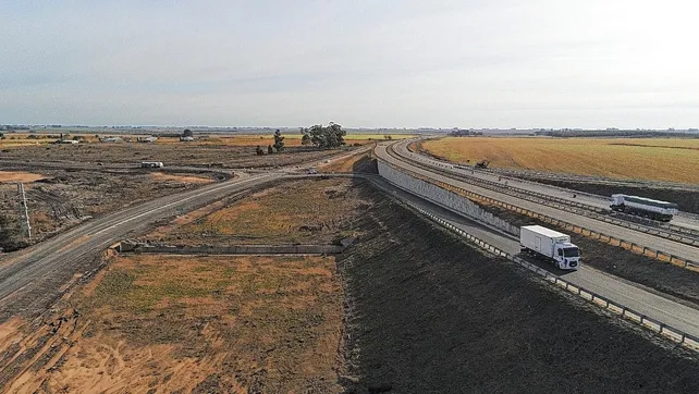 alt="Debido a trabajos de bacheo, cortarán el tránsito en la autovía 18 el jueves y el viernes. Habrá que hacer un pequeño desvío y realizar la travesía urbana en la ciudad de San Salvador"