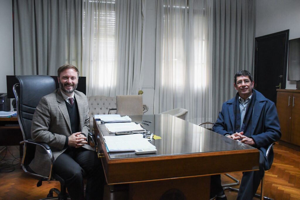 alt="El intendente Francisco Azcué designó al periodista Guillermo Pérez como Director Interino de Radio Ciudadana de Concordia"