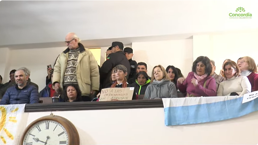 alt="Los concejales aprobaron por unanimidad la nueva administración de la radio pública de Concordia y, tras tratar otros temas, se levantó la sesión. La sesión fue seguida por una combativa barra, que no dudó en llamar traidores a los ediles cuando votaron unánimemente en el tema de Radio Ciudadana"