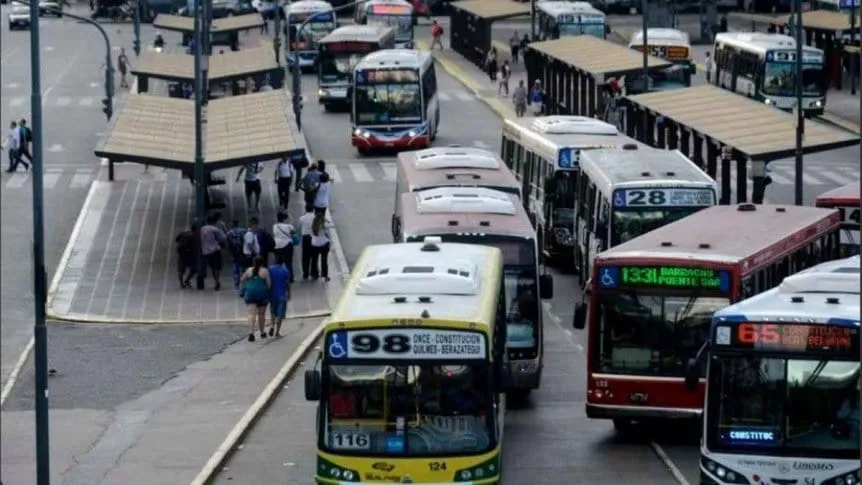 alt="En la fotografía, colectivos llegando a una serie de paradas en Buenos Aires. Buenos Aires es la única ciudad de la Argentina que no administra su transporte urbano de pasajeros. Lo subsdia el resto del país"