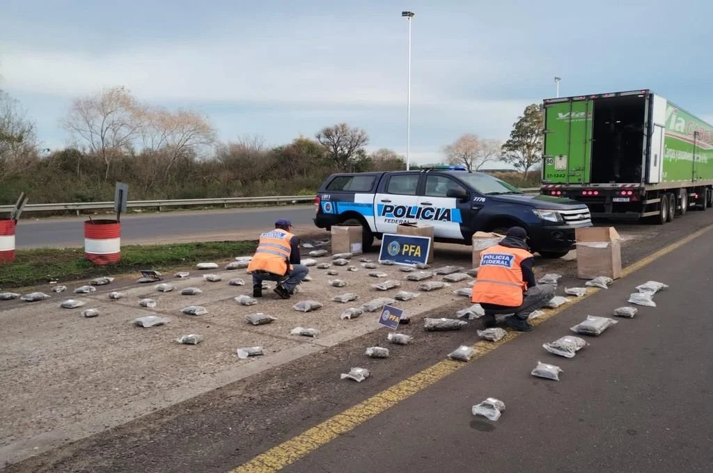 alt="Un control en el peaje Yeruá, de la Ruta 14, permitió desarticular una banda de narcotraficantes en Misiones y Buenos Aires"