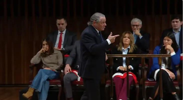 alt="La Nación presentó su proyecto de ley de Juicio por Jurados para la justicia federal. En la jornada se desarrolló una obra de teatro que contó como uno de los actores al voceo presidencial Manuel Adorni, que en la fotografía es el primero a la izquierda, en la fila superior"