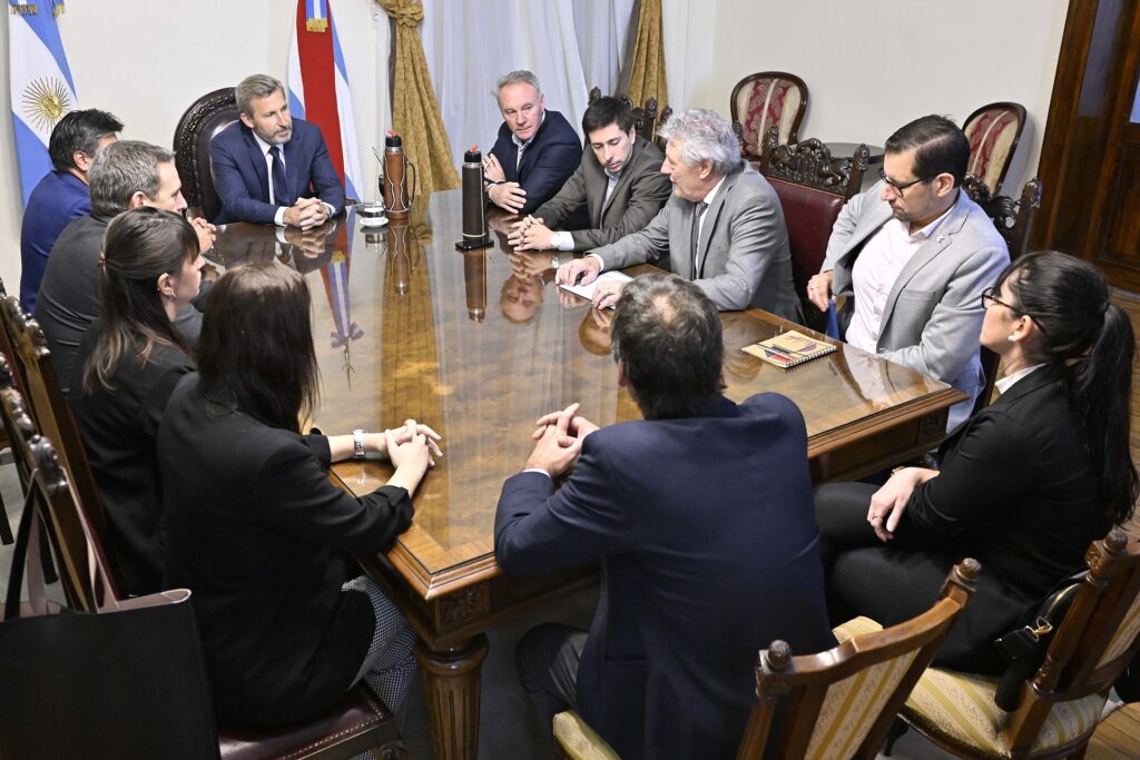 alt="Tras reunirse con el gobernador Rogelio Frigerio, el representante del BID, Henry Moreno, confirmó que las obras de saneamiento del río Uruguay en Concordia deberán esperar más de cuatro años"