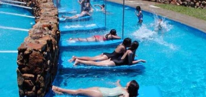 En la fotografía, un grupo de personas disfrutando de las termas de salto grande.