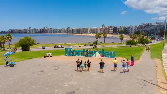 alt="Los turistas argentinos gastaron en Uruguay, entre abril y julio, más dólares que en el mismo período del año pasado. En la fotografía se ve una imagen de las playas de Montevideo"