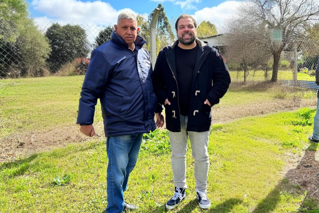 alt="El ministro de Gobierno y Trabajo, Manuel Troncoso - a la derecha en la fotografía-, visitó Estación Yuquerí, donde se realizarán obras y mejoras. Se reunió con el presidente de la Junta de Gobierno de Estación Yuquerí, Pedro Valín - a la izquierda-"
