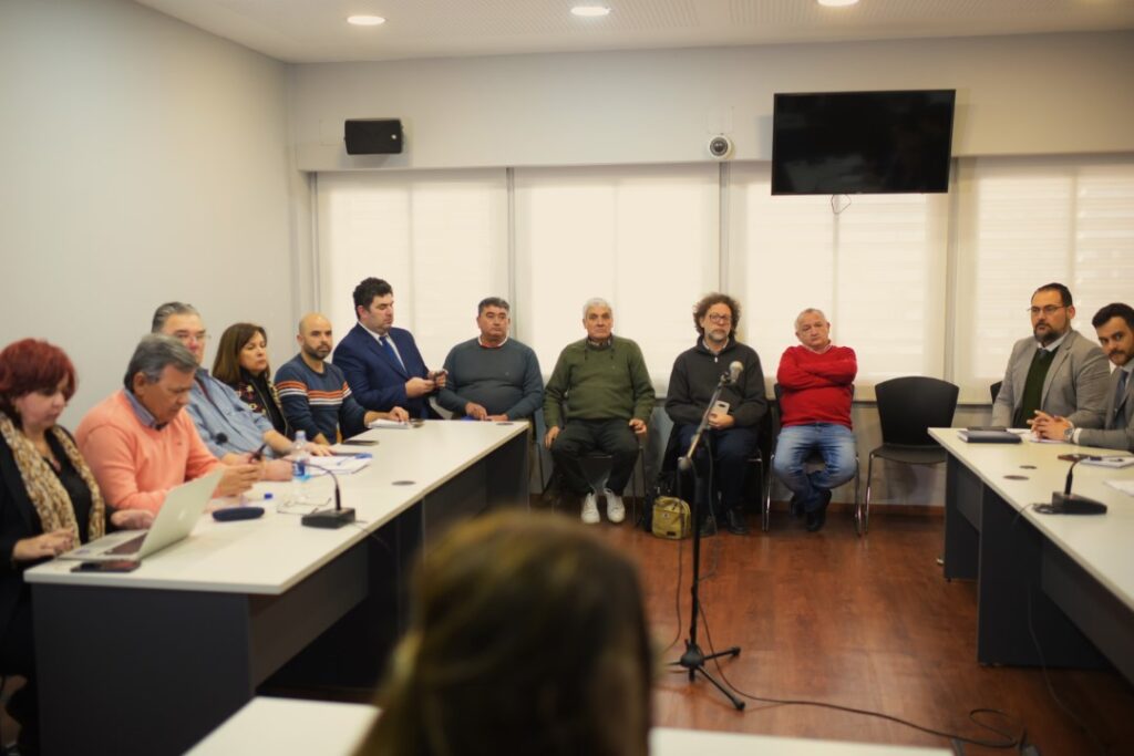 alt="en la fotografía se ve a los participantes de la audiencia de conciliación obligatoria donde los gremios docentes acordaron recuperar los días de paro"