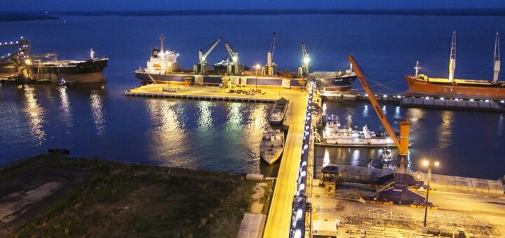 alt="Vista nocturna del puerto de Nueva Palmira (Uruguay), sobre el río Uruguay"