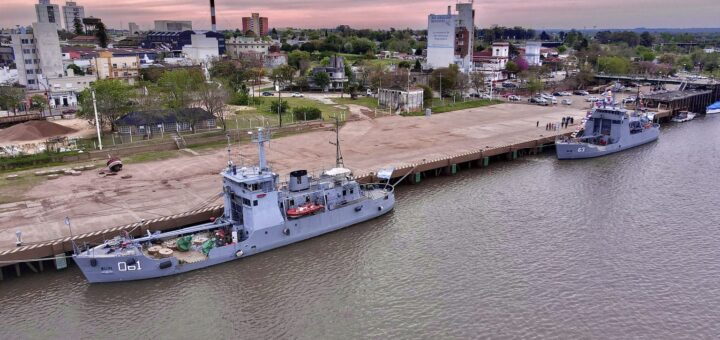 alt="en la fotografía se ven dos buques multipropósito de la Armada Argentina en el puerto de Concepción del Uruguay"