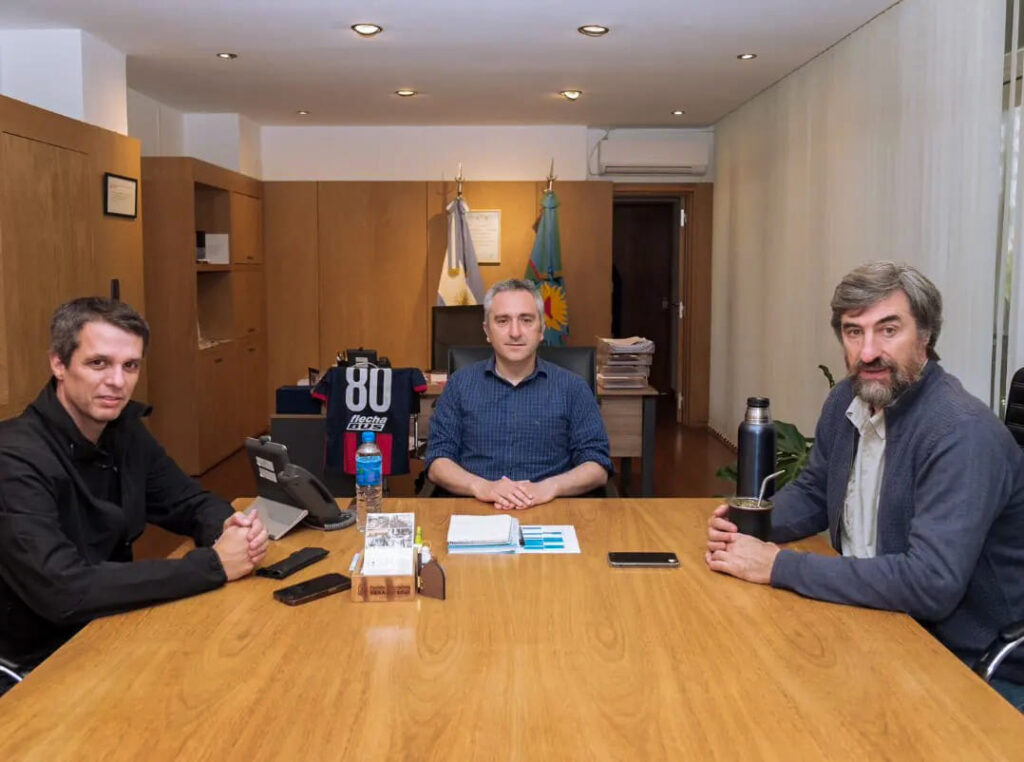 alt="El diputado provincial y exintendente de Concordia, Enrique Cresto, y el expresidente de la Cámara de Diputados de Entre Ríos y exprecandidato a intendente de Concordia, Ángel Giano, se han mostrado cercanos, muy cercanos al gobernador bonaerense Axel Kicillof, tan cercanos como que participaron del acto por el Día de la Lealtad, realizado en la localidad de Berisso, en el que el exministro de Economía de Cristina Kirchner habló con un discurso de entonación de presidenciable, aunque efectuando un llamado a la unidad del justicialismo para “la construcción de una alternativa superadora” con vistas a 2025.
La irrupción de los concordienses se produjo a dos días de la presentación de listas de candidatos y avales para las elecciones internas que dirimirán la conducción nacional partidaria, lo que se producirá este sábado.
Hasta el momento, para conducir el partido están en carrera Cristina Kirchner, con la lista “Primero la Patria”, y el gobernador de La Rioja, Ricardo Quintela, con la lista “Federalismo y Justicia” y, aunque en el acto la militancia haya cantado “Axel presidente”, Kicillof advirtió que “falta mucho, no es momento para candidaturas”.
En un marco con miles de asistentes – 50 000 según el intendente anfitrión, Fabián Cagliardi-, los concordienses se adelantaron en mostrarse como referentes del gobernador bonaerense en territorio entrerriano.
En este sentido, Enrique Cresto destacó su participación y la de Ángel Giano en el “encuentro militante” encabezado por Kicillof, según se encargó de difundir a través de sus cuentas en las redes sociales de X, Facebook e Instagram.
El legislador provincial puntualizó que “hoy, más que nunca, el peronismo tiene la responsabilidad de representar un escudo de unidad frente a la motosierra libertaria que recorta derechos y oportunidades”.
Asimismo, señaló que “compartimos esta jornada convocados por la determinación de fortalecer la unidad del peronismo para que las banderas de igualdad, solidaridad y justicia social vuelvan a levantarse en cada rincón del país”.
El exintendente aseguró que “nuestro compromiso es militar esta causa y seguir luchando por una Argentina grande, libre, justa y soberana”.
Por su parte, Giano – que en las internas partidarias de 2023 enfrentó al entonces precandidato a intendente de Concordia, Armando Gay, quien contaba con el apoyo de Cresto- expresó en sus redes sociales de X, Facebook e Instagram que “días como hoy nos recuerdan la fuerza de la unidad y la convicción de seguir trabajando por una país más justo y equitativo para todas y todos”.
De todos modos, para que no queden dudas del posicionamiento escogido, ambos concordienses participaron de una reunión con Andrés "Cuervo" Larroque, ministro de Desarrollo de la Comunidad del Gobierno de Axel Kicillof, donde “analizamos la situación del país, Entre Ríos y Concordia”, informó Cresto.
Dando su apreciación sobre el encuentro, puntualizó que “convocados por el compañero “Cuervo” hablamos de la importancia de consolidar espacios de debate y construcción, priorizando la unidad y los objetivos comunes”.
“Este doloroso presente - que millones de argentinos padecen - nos convoca a fortalecer y revitalizar al peronismo, para que vuelva a ser una herramienta de lucha y representación popular frente a este modelo de ajuste y exclusión”, agregó.
Finalmente, precisó que “con la consigna militante de primero la Patria, después el movimiento y por último los hombres; vamos a seguir trabajando por una Argentina más justa, libre y soberana”.
Giano fue coincidente: “En momentos donde la unidad del peronismo en la diversidad, es más importante que nunca, trabajamos por un objetivo común. Son tiempos de fragmentación social y política; el diálogo, la reflexión, el análisis sobre lo que estamos viviendo y la búsqueda de soluciones para que el pueblo esté mejor, es lo que nos lleva a buscar el mayor de los consensos para volver a construir políticas públicas que promuevan el bienestar y la justicia social”, expresó como balance de la reunión.
Cómo sigue la interna justicialista
En tanto, el cronograma de la interna justicialista a nivel nacional continúa de la siguiente manera:
Sábado 19 de octubre: vencimiento del plazo de presentación de listas, candidatos y avales.
Martes 22 de octubre: vencimiento del plazo de exhibición de listas y candidatos e impugnación de los mismos.
Jueves 24 de octubre: vencimiento del plazo de reemplazo de candidatos impugnados.
Viernes 25 de octubre: oficialización de listas y candidatos y sorteo del número de cada lista.
Viernes 1 de noviembre: vencimiento del plazo de presentación de modelos de boletas.
Martes 5 de noviembre: aprobación de boletas.
Viernes 8 de noviembre: vencimiento de plazo para entrega de boletas para ser incorporadas a las urnas.
Domingo 17 noviembre: acto electoral"