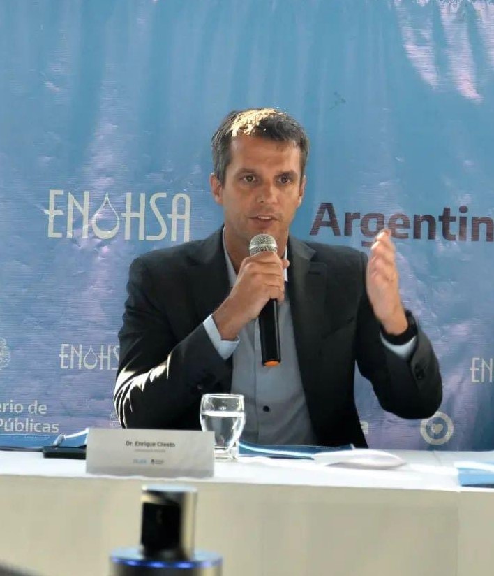 alt="El ministro Luis Caputo, anunció que cierra el Enohsa y Enrique Cresto - en la fotografía- salió en defensa del organismo que dirigió"