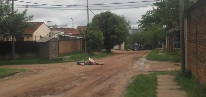 alt="basura acumulada en la intersección de unas calles de un barrio de Concordia"