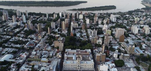 alt="en la fotografía se ve una vista aérea de la ciudad de Paraná"