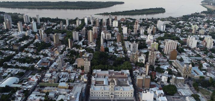 alt="en la fotografía se ve una vista aérea de la ciudad de Paraná"