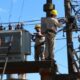 alt="Operarios de mantenimiento eléctrico trabajando en postes durante el corte de luz en Concordia"