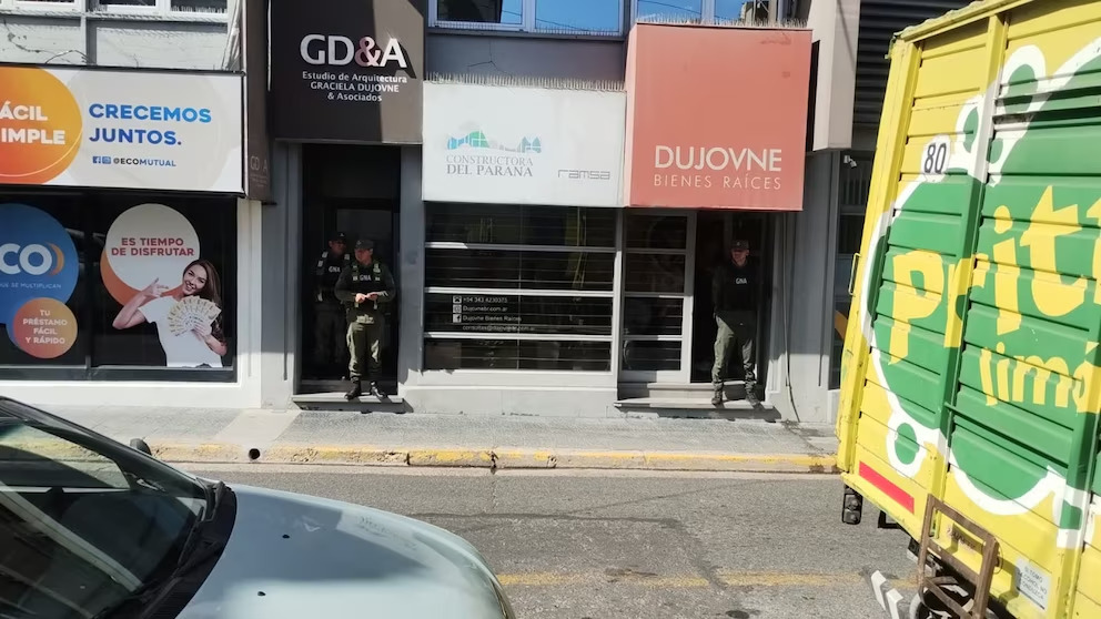 alt="La justicia federal ordenó allanamientos en inmuebles y oficinas vinculados al senador Kueider en Paraná - en este caso la empresa Dujoven- y Concordia"