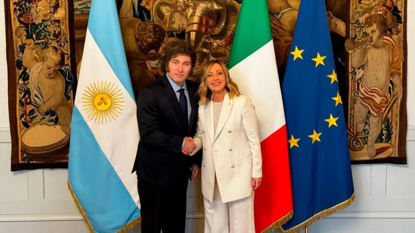 alt="Debido al viaje del presidente Javier Milei a Italia, para reunirse con Giorgia Meloni, podría ser nula la sesión en la que se expulsó a Edgardo Kueider"