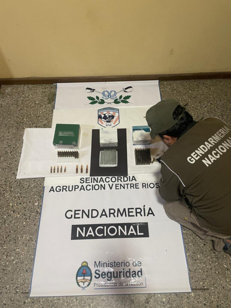 alt="Tras cinco meses de investigación, gendarmes incautaron un arma de fuego, fentanilo, cocaína y marihuana a una banda narco en Concordia"