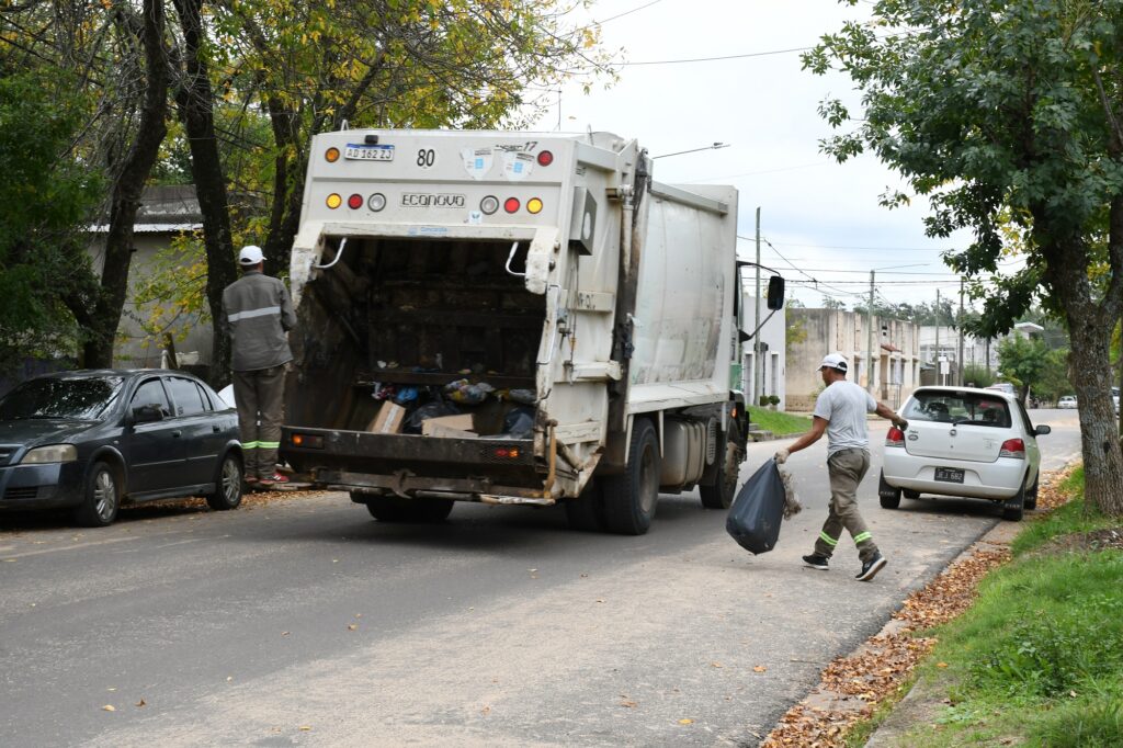 alt="Camión de residuos en funcionamiento bajo el marco de la Emergencia Ambiental en Concordia"