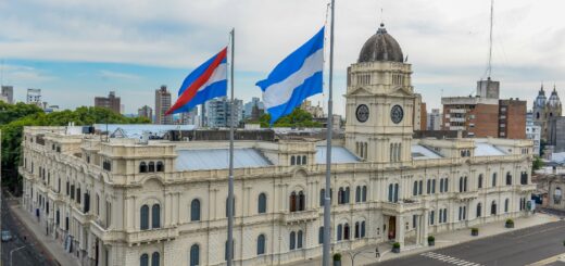 alt="Casa de Gobierno de Entre Ríos, provincia en zona roja del ranking fiscal"