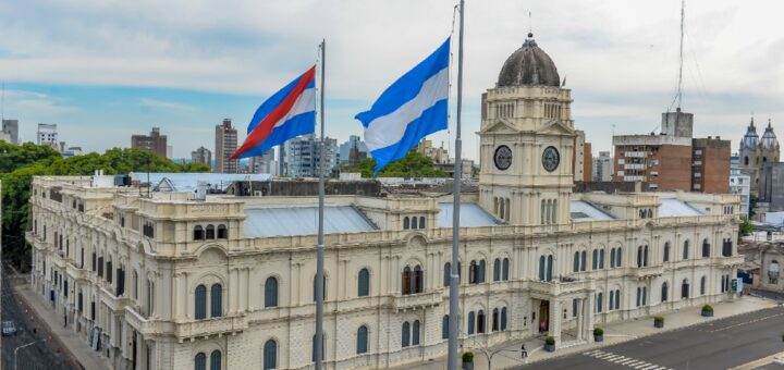 alt="Casa de Gobierno de Entre Ríos, provincia en zona roja del ranking fiscal"