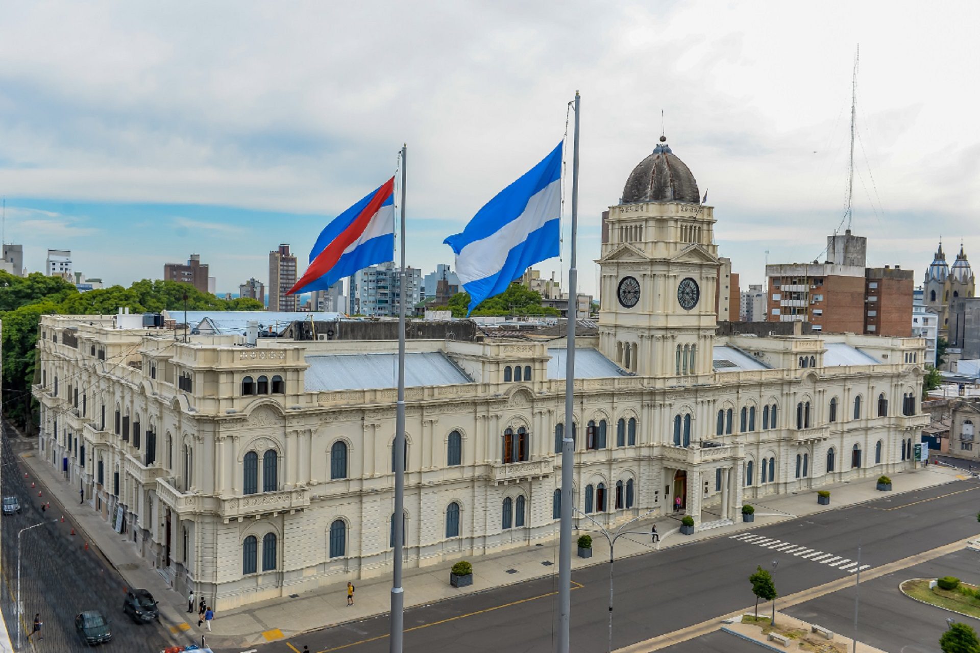 alt="Casa de Gobierno de Entre Ríos, provincia en zona roja del ranking fiscal"