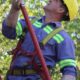 alt="Personal técnico de la Cooperativa Eléctrica trabajando en la red para evitar fallas durante el corte de luz en Concordia"